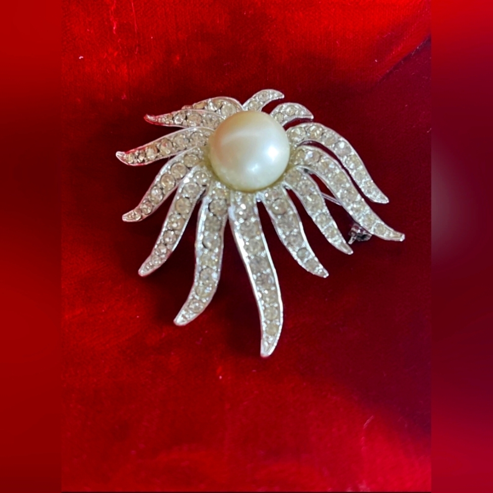 Celebrity NY Starburst Rhinestone W/Large Pearl Brooch Excellent Condition.
